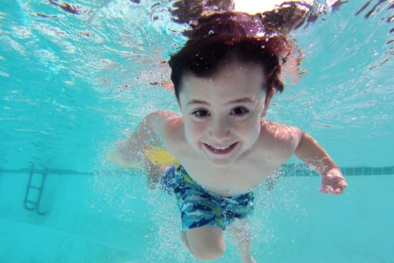 Can Contact Lenses be worn in a pool? BeachEye